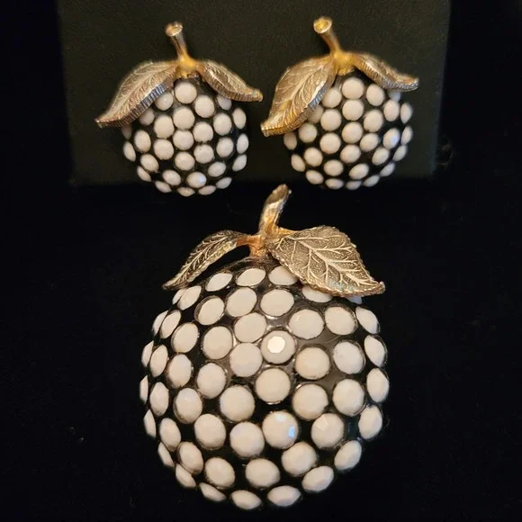 Vintage Unsigned Black & Milk Glass Apple Fruit Rhinestone Brooch & Earrings - Picture 1 of 3